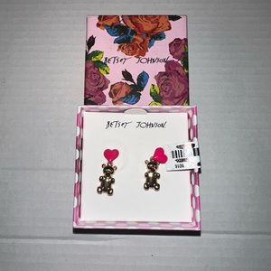 Gummy bear with hearts betsey Johnson earrings! New perfect forValentine’s Day💕